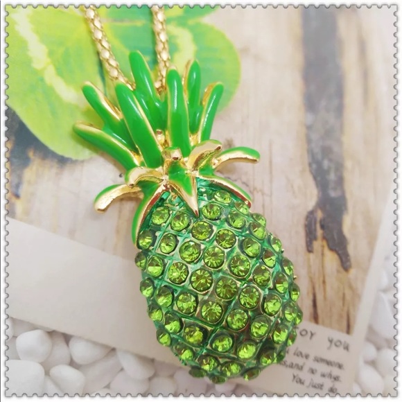 NWT green pineapple 🍍 crystal rhinestone necklace - Picture 5 of 7